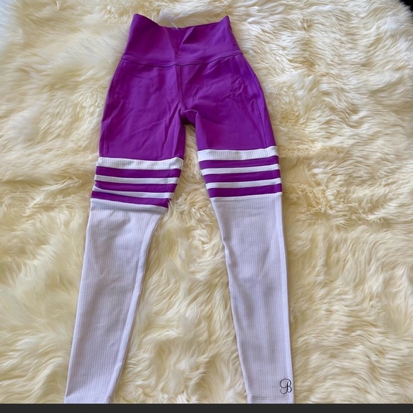 Gorgeous Bombshell Sportswear Lavender leggings 💜💜💜 - Picture 7 of 10